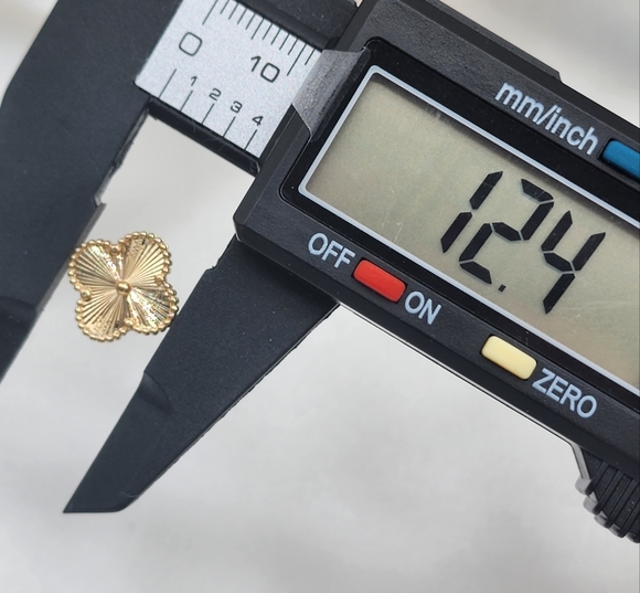 18K Yellow Gold Stud Earrings Clover Flower 12mm Real Au750 NEW Cute Au7… - Picture 8 of 12